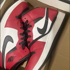 Jordan 1 Mid
Chicago Black Toe 6y